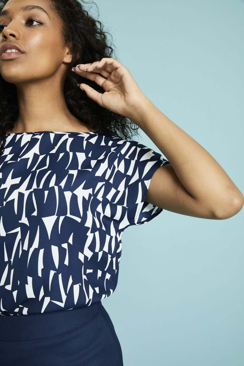 Paatkaeluse ja mustritega siidkrepp pluus - Image 4