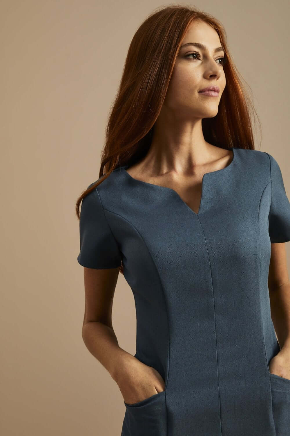 V-kaeluse ja küljetaskutega tuunika - Image 11