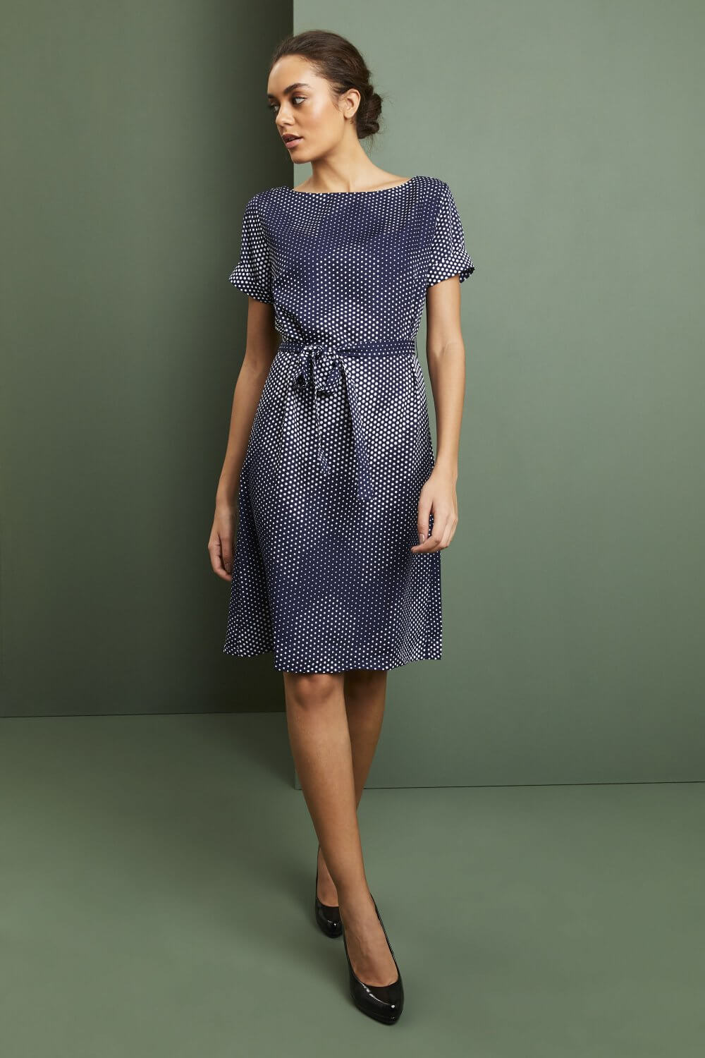 Mustriline kleit naistele