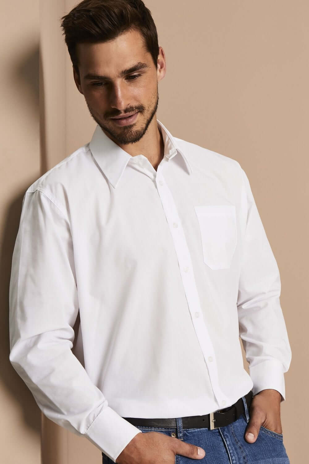 Klassikaline pikkade varrukatega valge triiksärk meestele