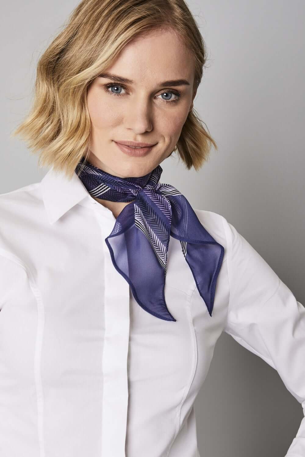 Triibuline kaelasall naistele