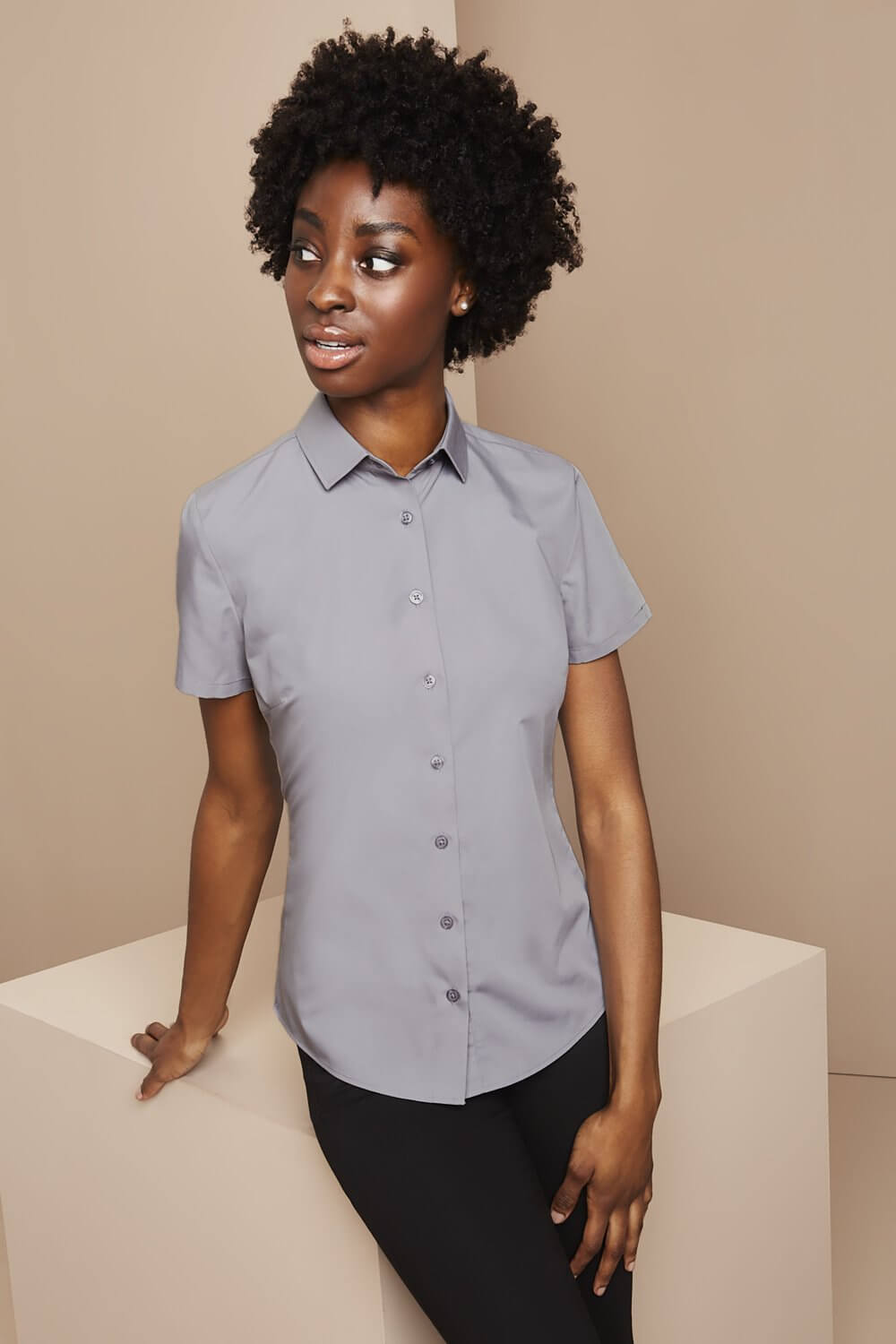 Naiste lühikeste varrukatega fit või regular pluus - Image 7