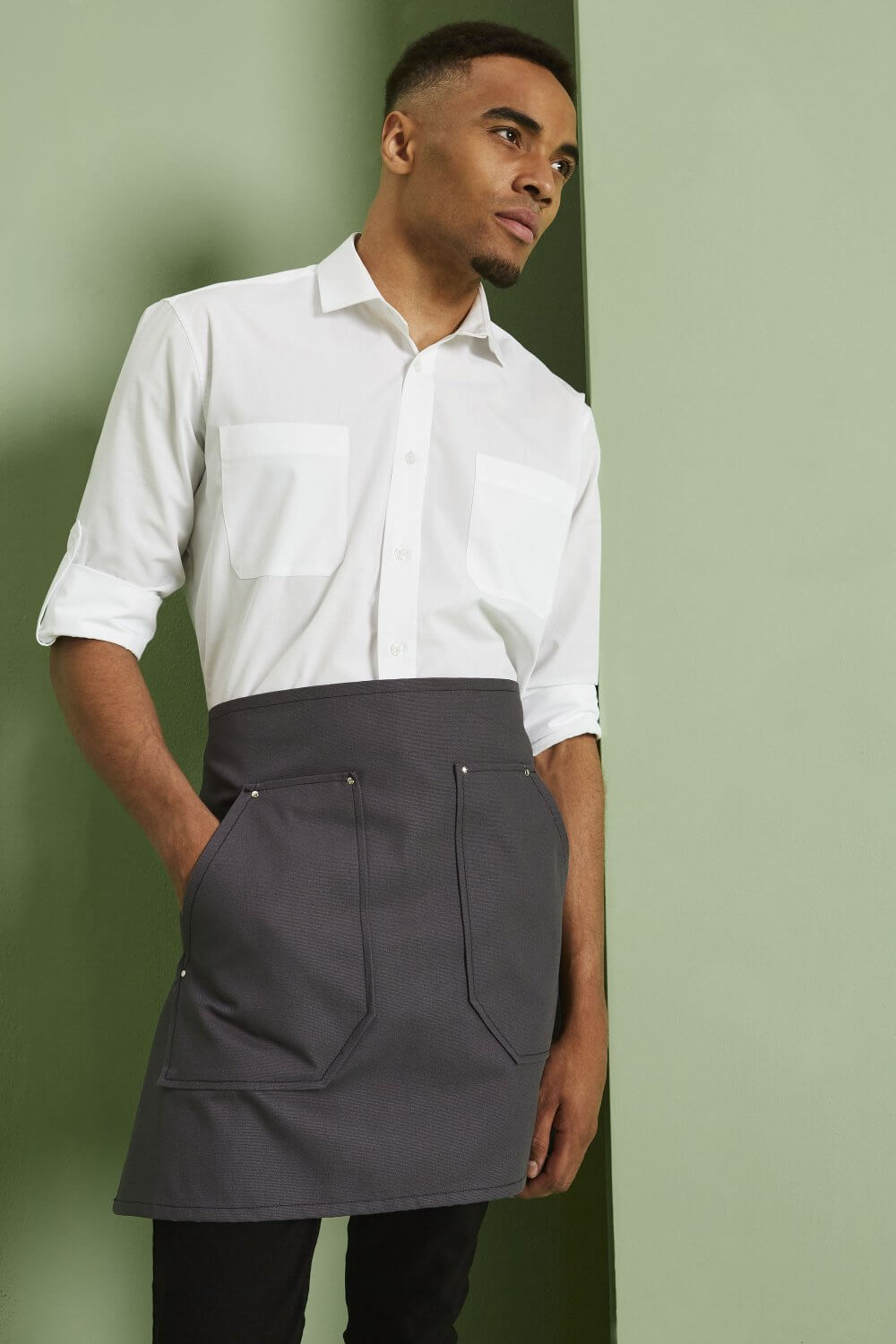 Õmmeldud taskutega lühike põll