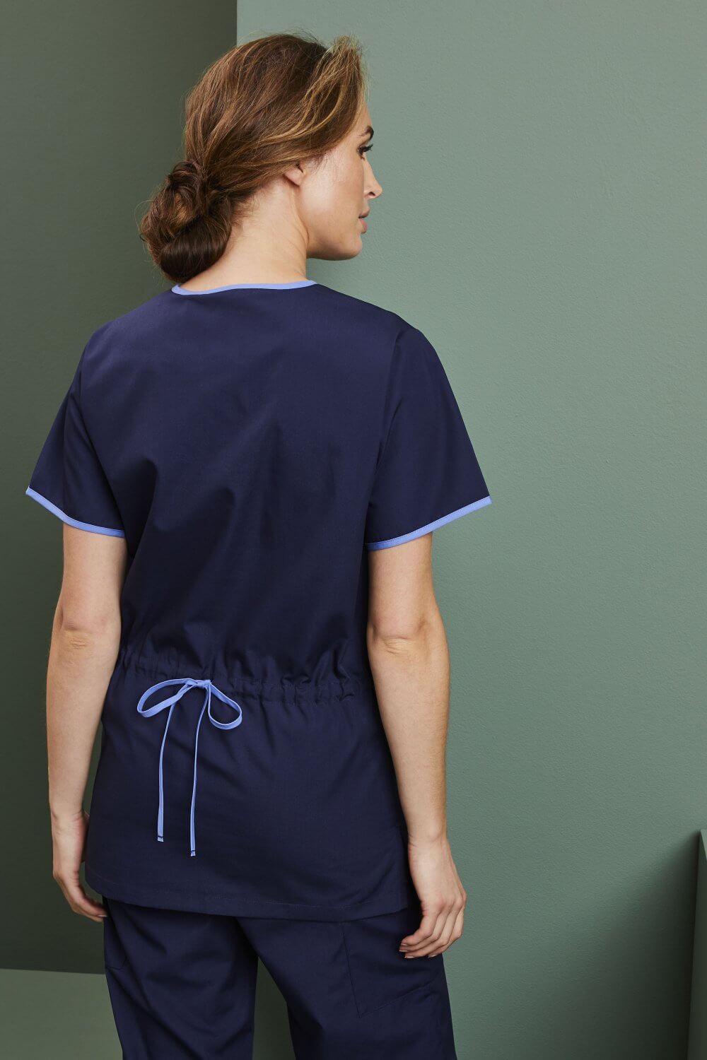 Naiste Mock-Wrap scrub meditsiinituunika - Image 3