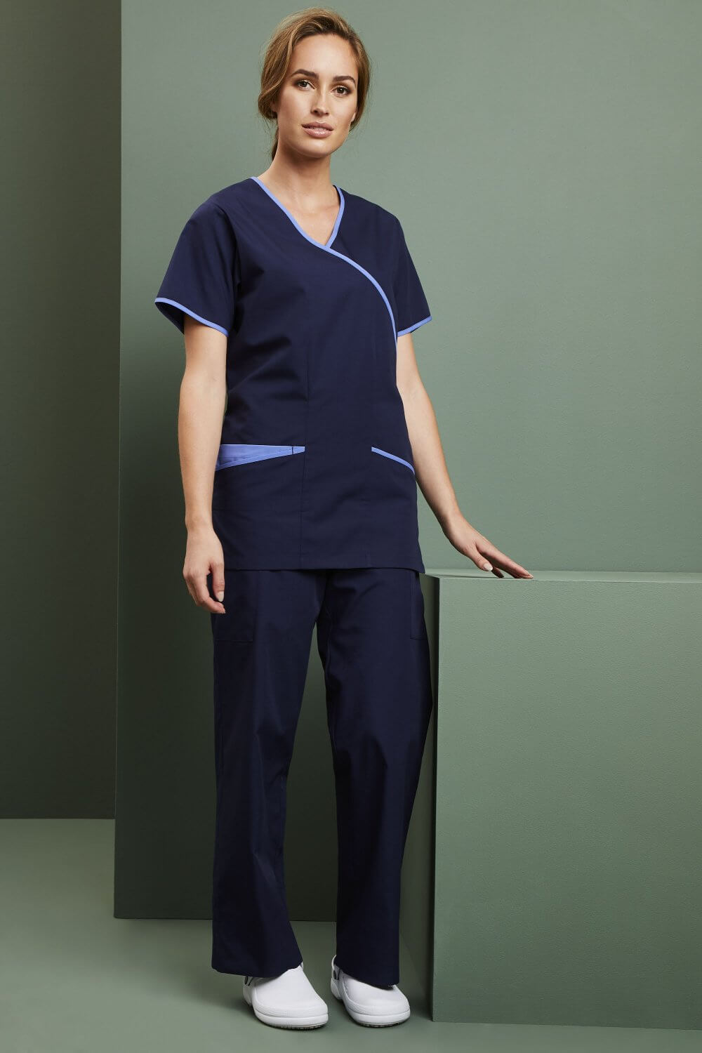 Naiste Mock-Wrap scrub meditsiinituunika - Image 4