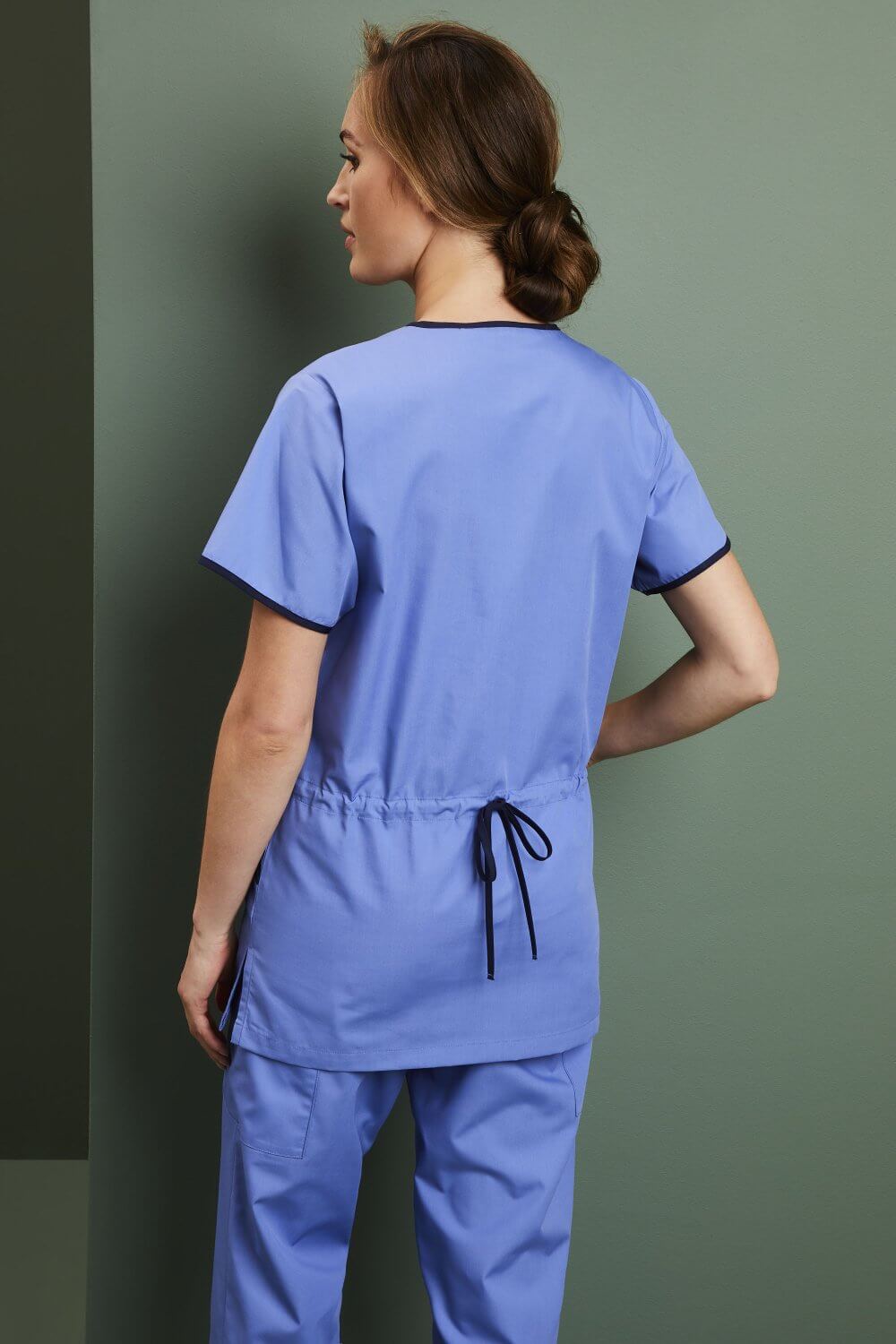 Naiste Mock-Wrap scrub meditsiinituunika - Image 6