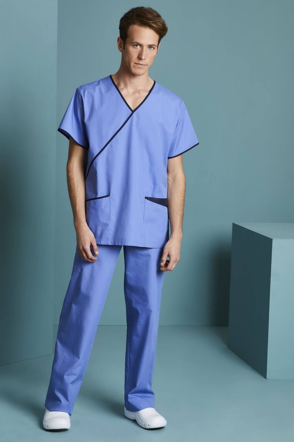 Meeste Mock-Wrap scrub meditsiinituunika - Image 4