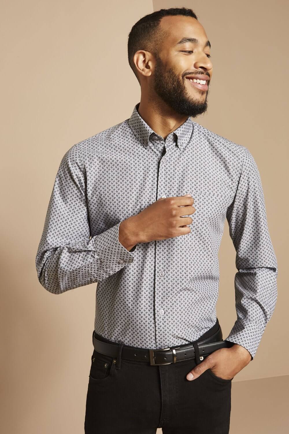 Meeste pikkade varrukatega ornamentika mustriga pluus